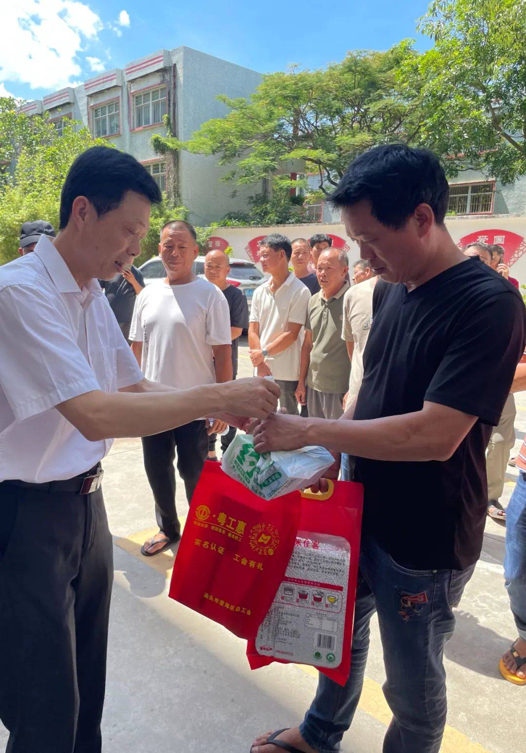 凤翔街道党工委副书记,街道办事处主任陈坐龙为"汕头市澄海区凤翔街道