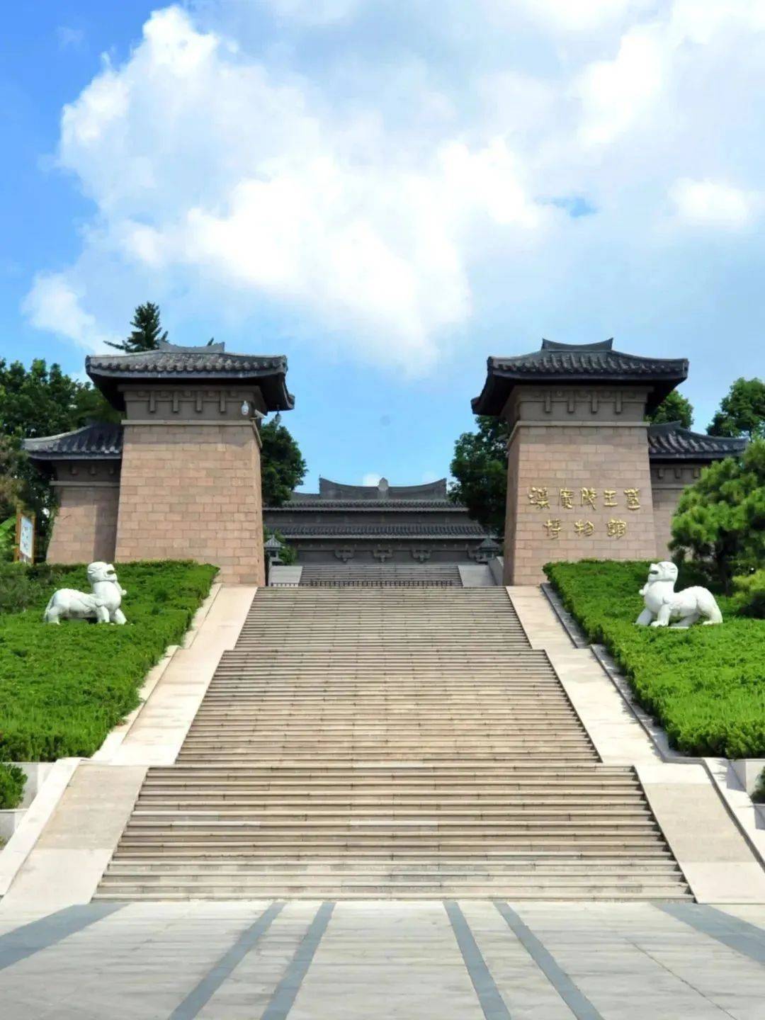 器、铜器、金银器等唐代扬州各类出土文物，是全国重点文保单位。汉陵苑