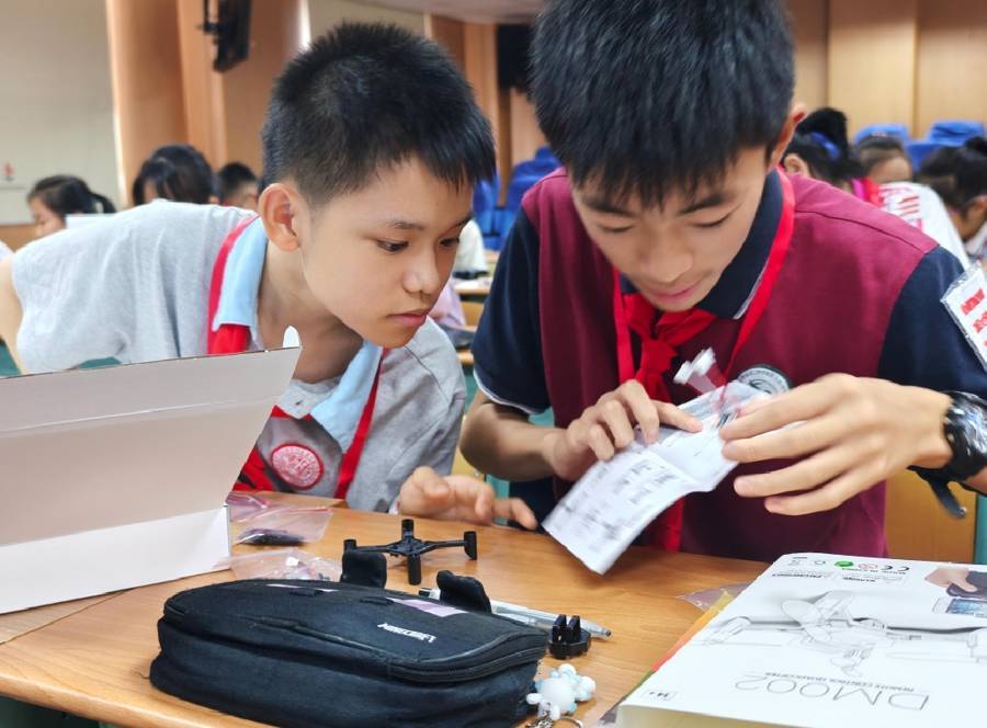 “手搓”无人机，普陀区少先队队长学校点燃航空科技梦想