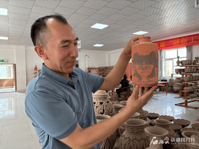 边关万里行·遇见丨阿克陶匠人给土陶打“艺术点滴”