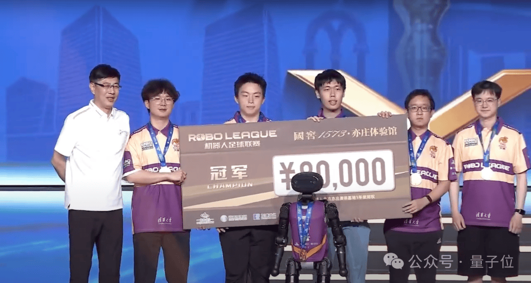 首届国产机器人足球赛，最忙的是担架