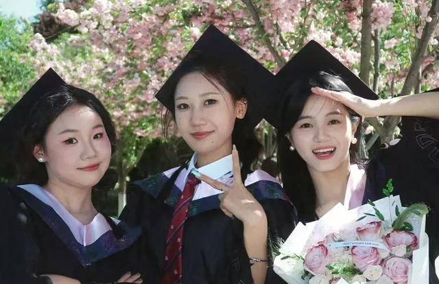 蓝蝴蝶之吻:西安科技大学高新学院：“咔嚓！”快来围观 XKUer的毕业照大赏！