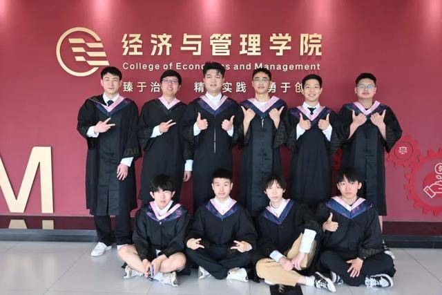蓝蝴蝶之吻:西安科技大学高新学院：“咔嚓！”快来围观 XKUer的毕业照大赏！