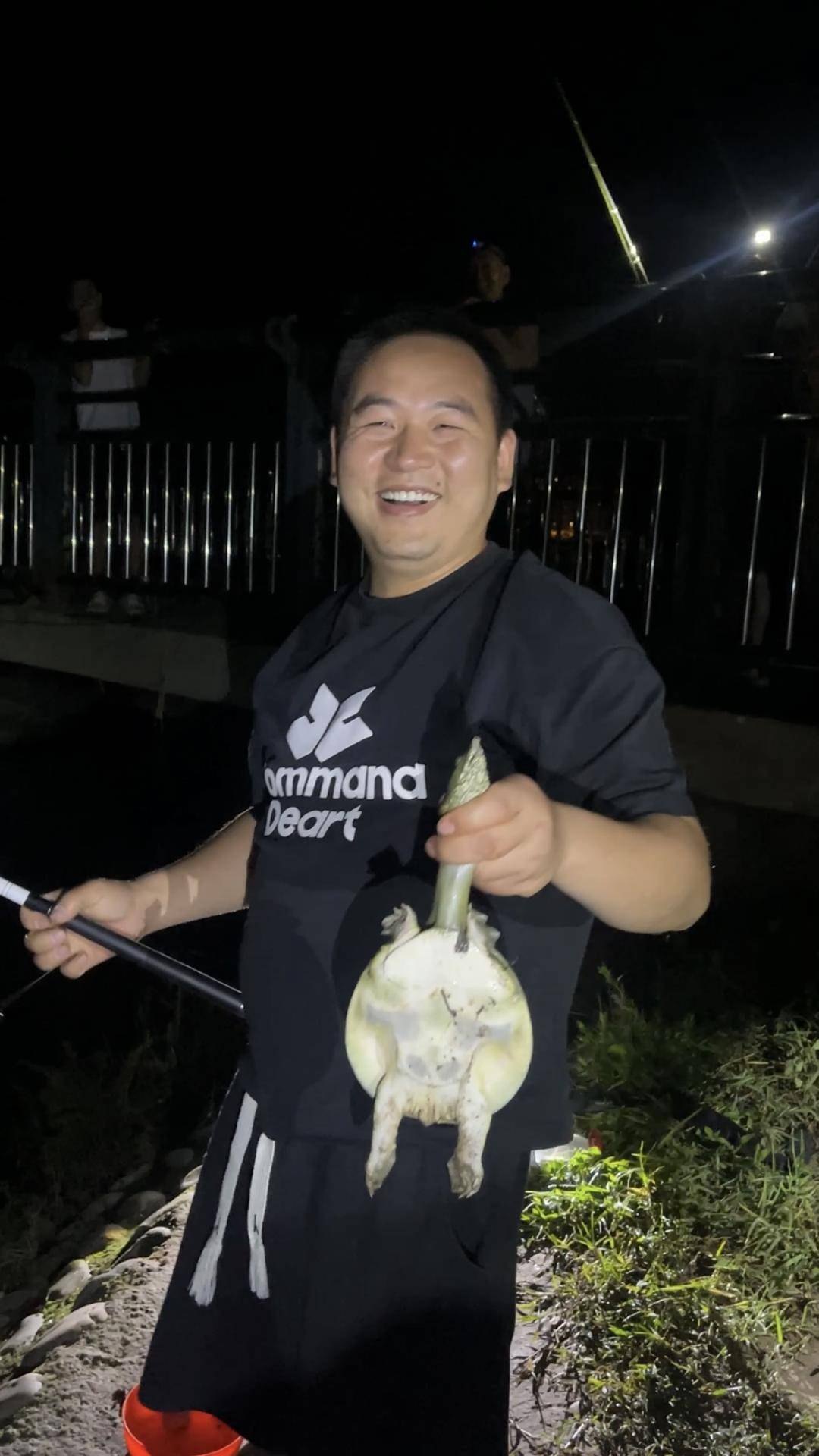 穿越之韬光养晦:禁渔结束！四川乐山每天上万钓友江边甩竿：太小的不要，太大的不能要