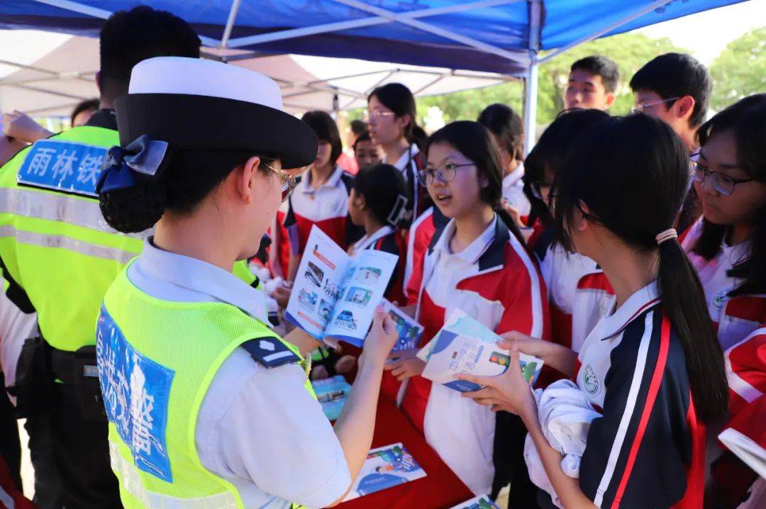 东篱菊隐:这个安全生产月“整”活了！西双版纳交警这波操作很硬核