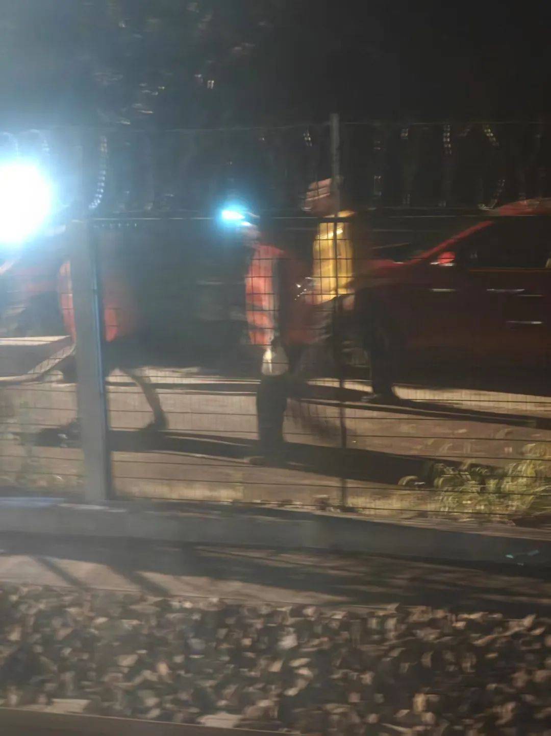 我女扮男装后掰弯了宿敌:客运火车发生侧面冲突致脱线，铁路部门道歉
