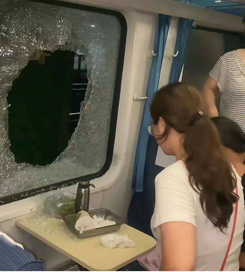 我女扮男装后掰弯了宿敌:列车突发脱线！有乘客砸窗？铁路部门深夜道歉