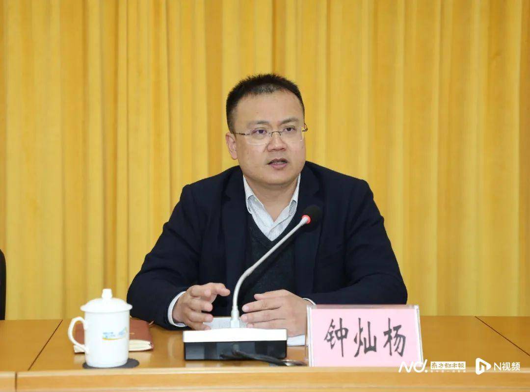 网王之好想告诉你:钟灿杨已任谢岗镇党委副书记、镇长候选人，此前在东坑镇任职