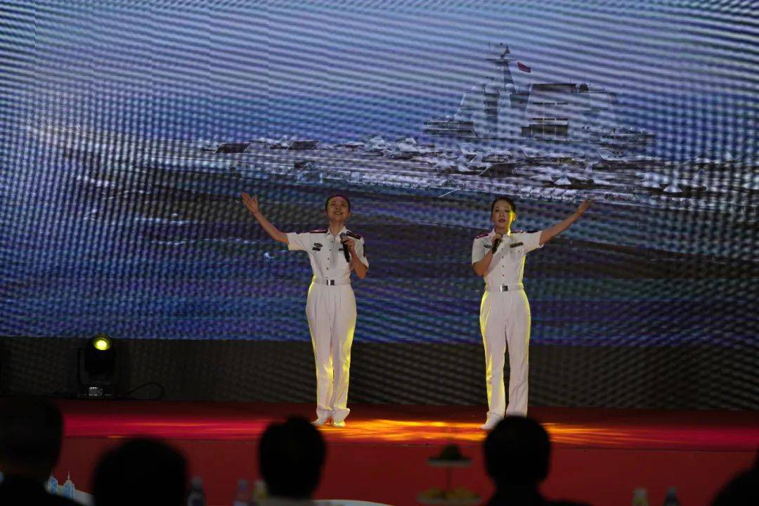女配修仙血泪史:海军山东舰编队在香港举行甲板招待会