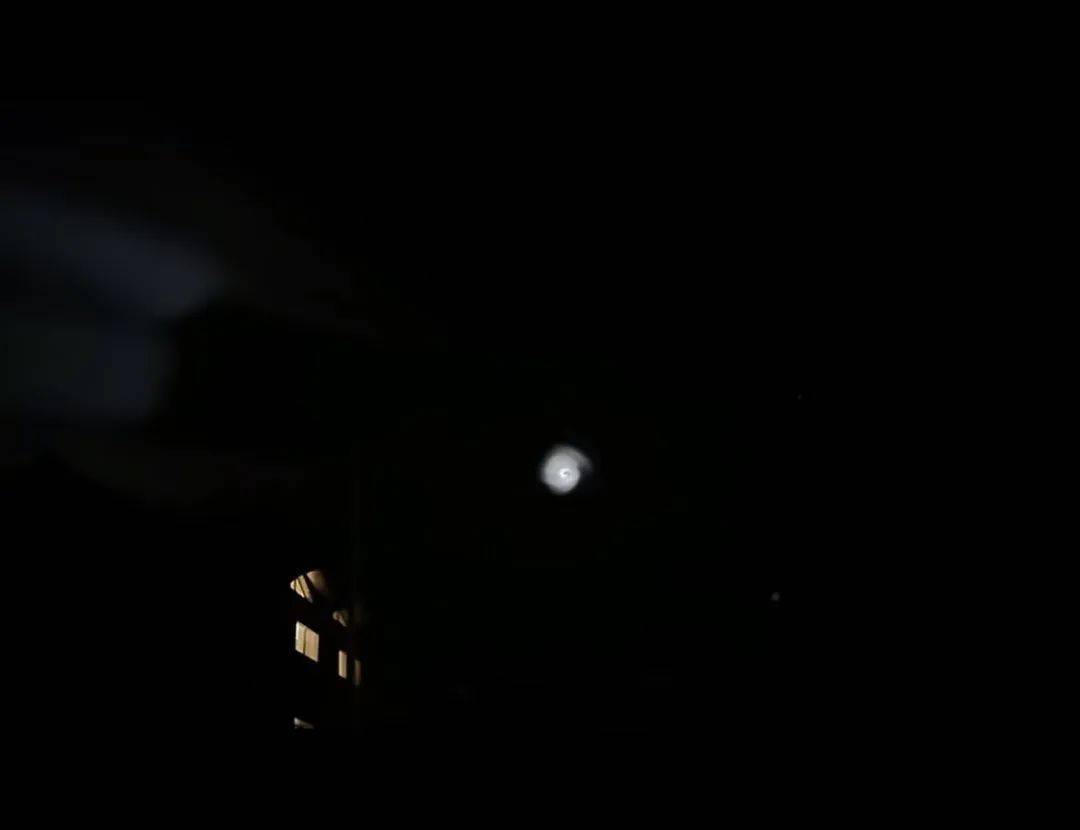 新疆阿勒泰地区夜空出现球状不明飞行物，摄影师称系俄罗斯火箭