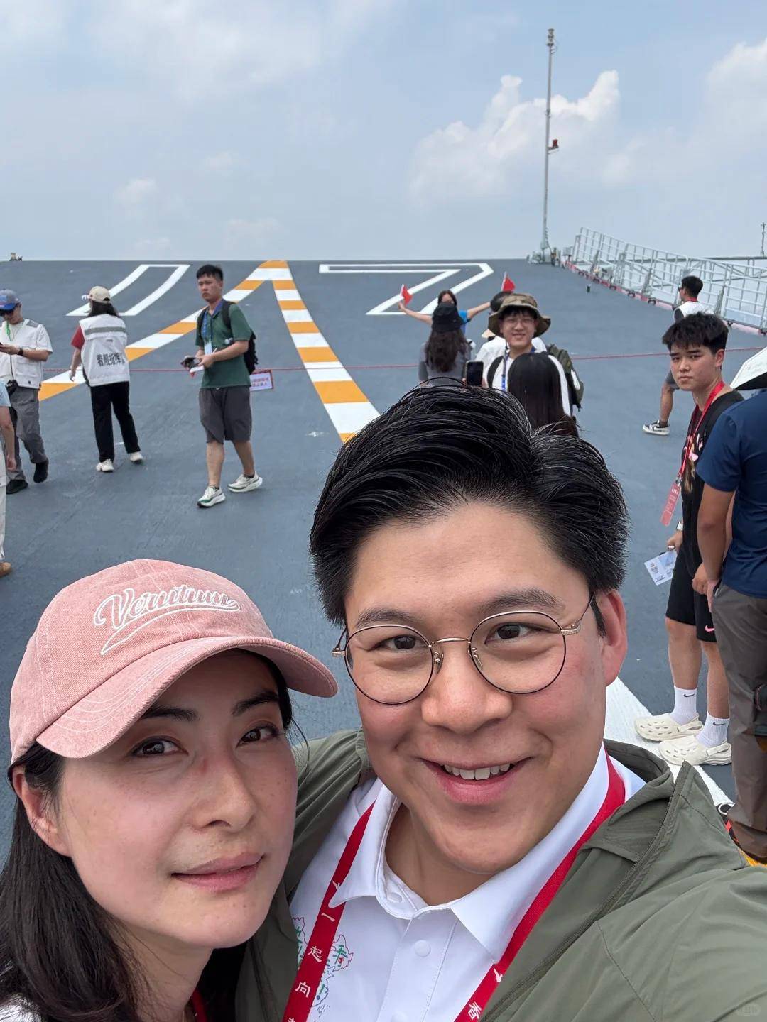 登上山东舰，郭晶晶晒最新合照！霍启刚回应：很感动，真的感动