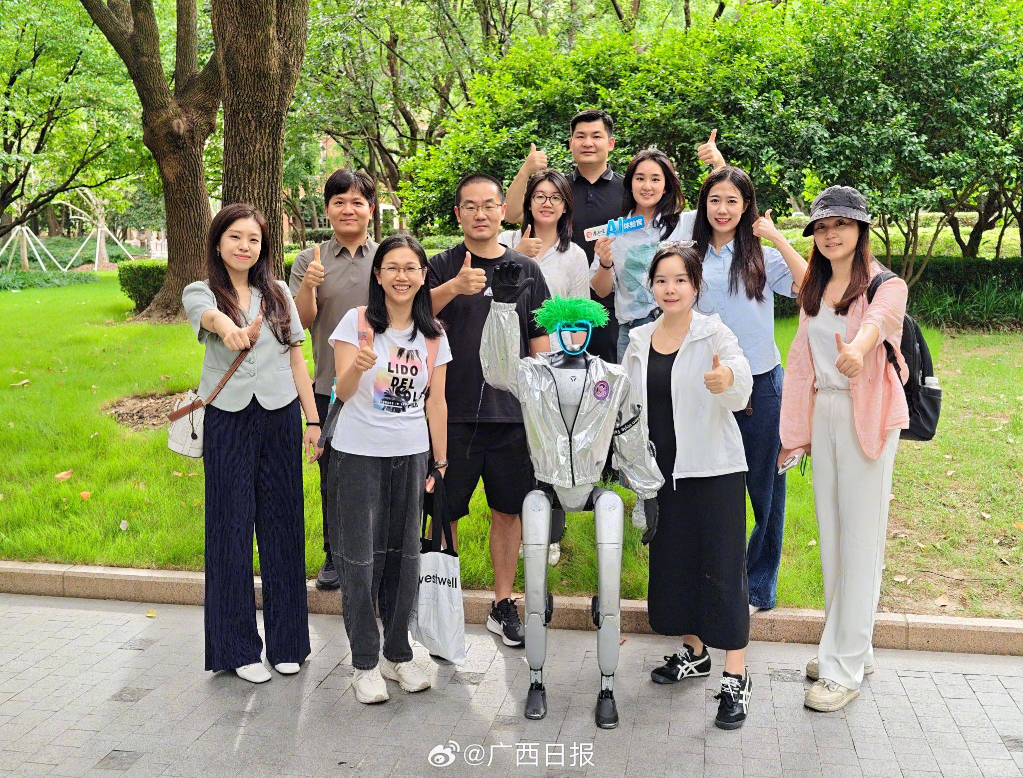 广西AI体验官在沪偶遇网红绿毛机器人阿笨