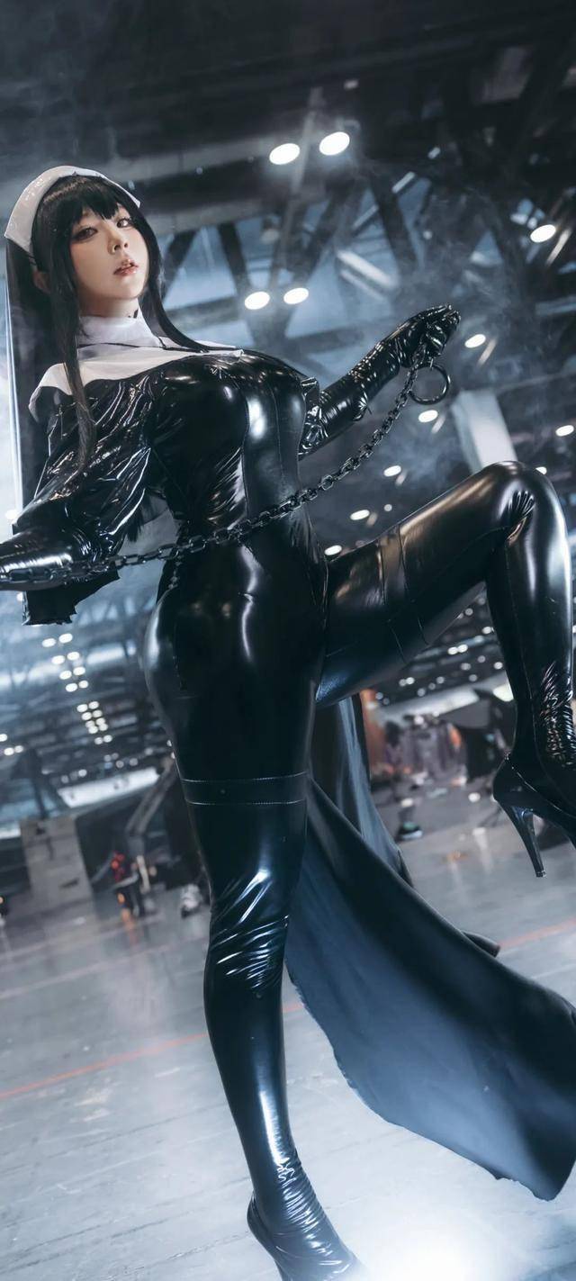 紧身胶衣的修女,尽显身材,锁链铁锤,霸气十足!