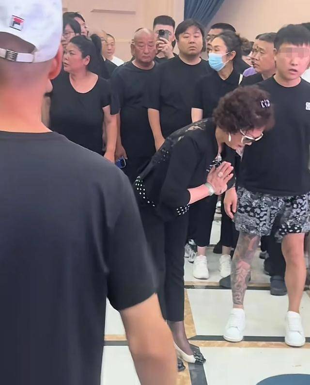“老五婶”梦真现身公爹灵堂，没磕头只站着鞠躬，大花臂管事抢眼