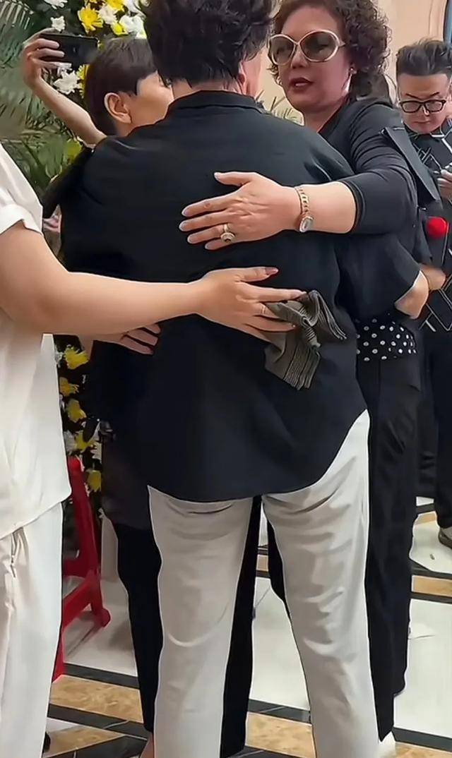 “老五婶”梦真现身公爹灵堂，没磕头只站着鞠躬，大花臂管事抢眼