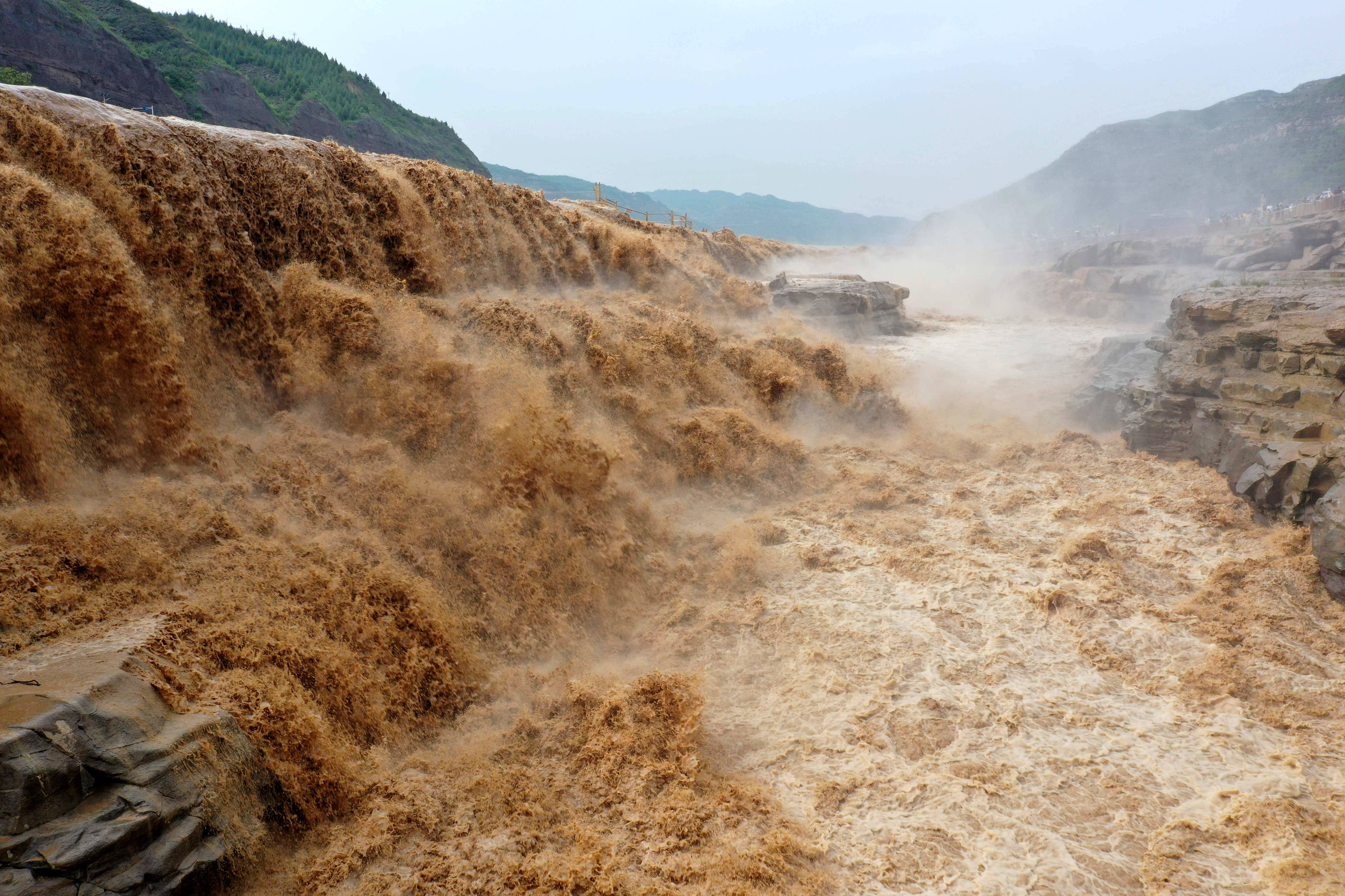 黄河壶口瀑布夏日金流飞瀑美景吸引游人