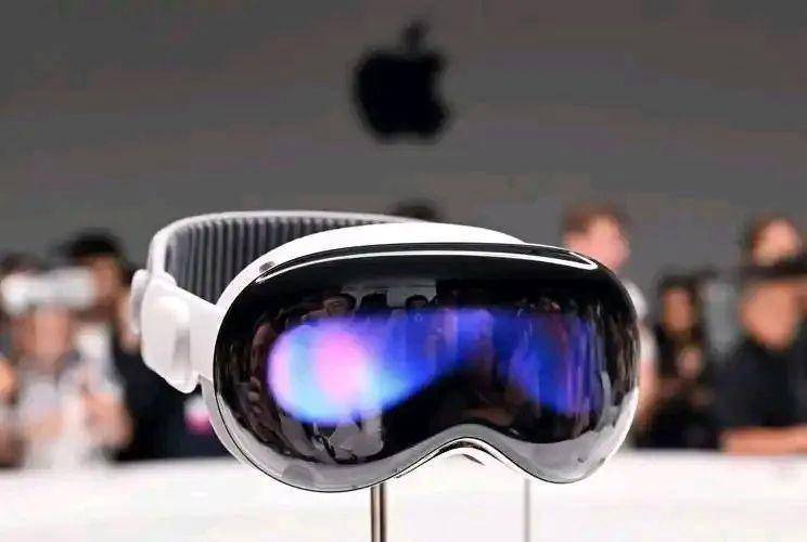 苹果Vision Pro要升级了，这次能让我们告别“颈椎训练器”吗？
