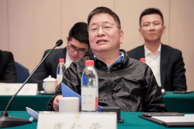 你手机摄像头里的“万年老三”，这次也想上桌吃饭。