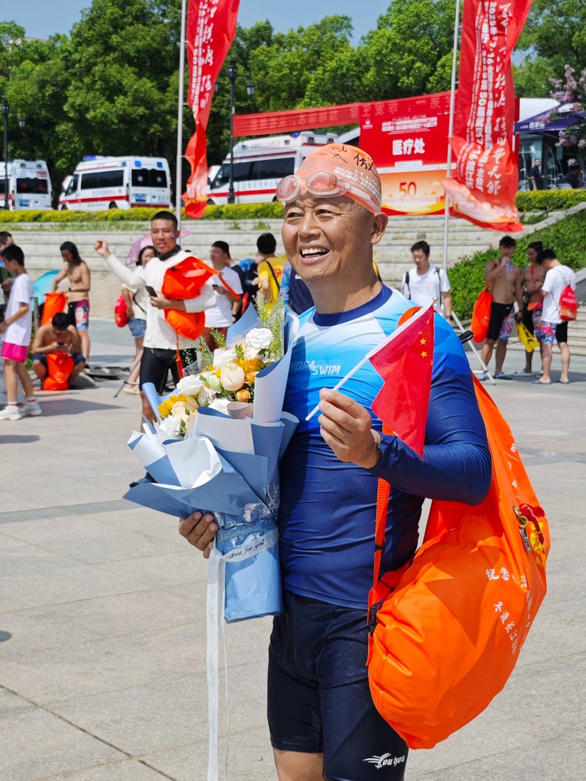 从旱鸭子到职业教练：张先生的渡江节传奇