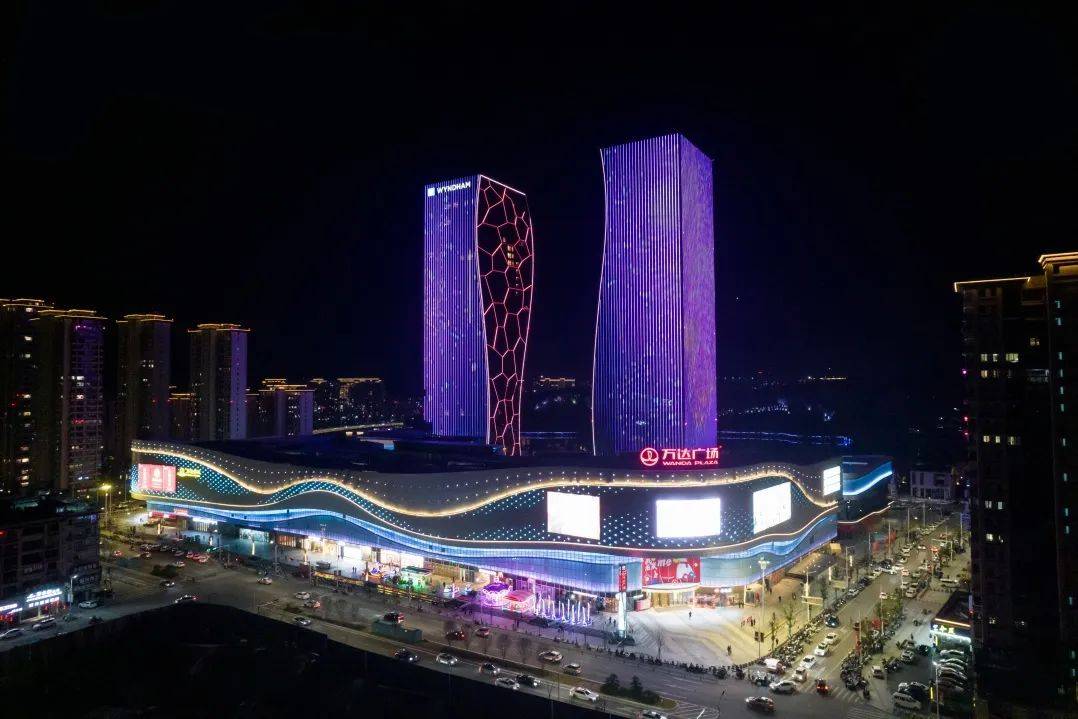 龙泉市万达广场1为选手们加油助威边看球边干饭在星空下呐喊,美食中