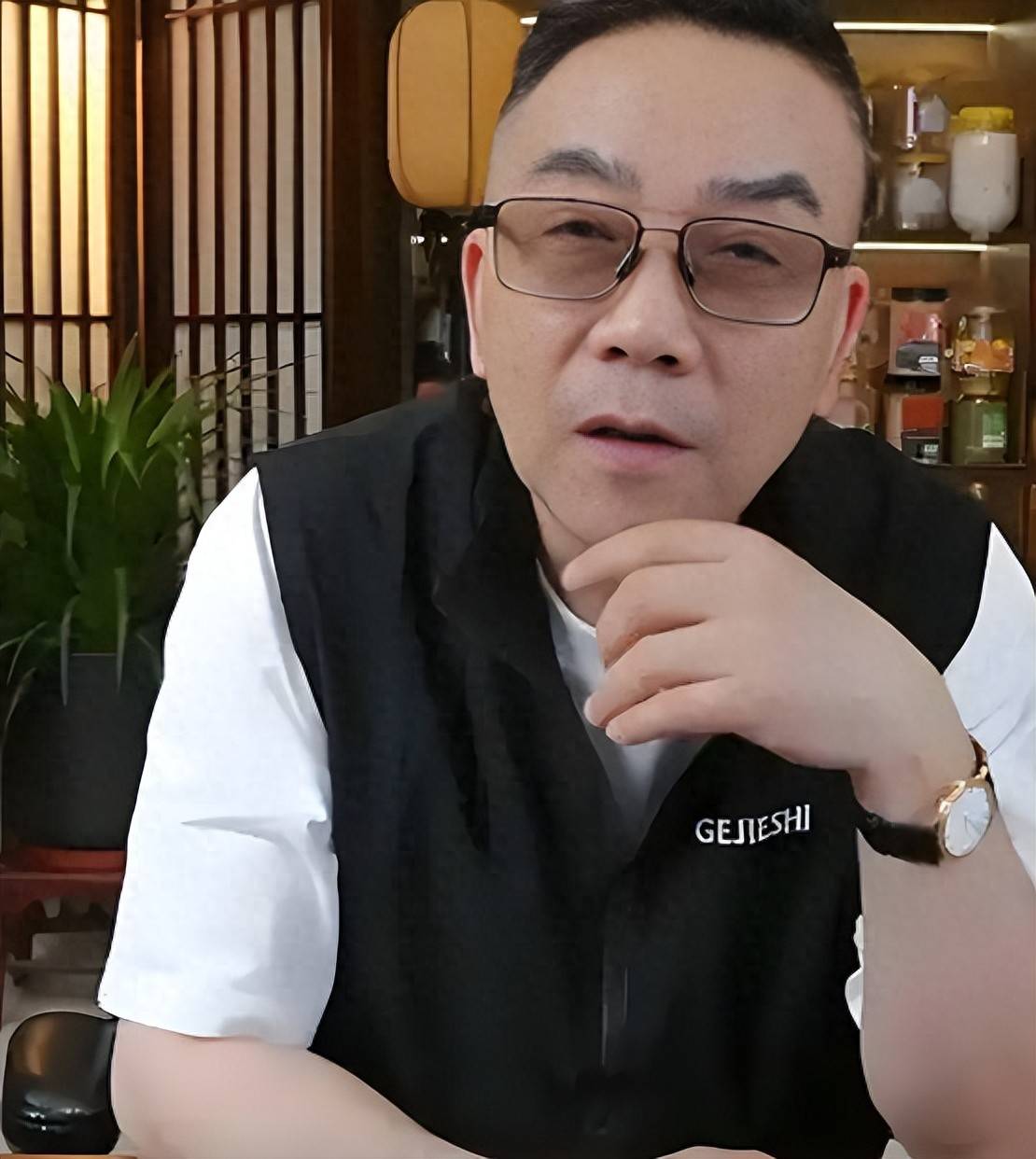 正妻小三同吃住连私生子都带回家?杨议瞒了5年的体面全败光了