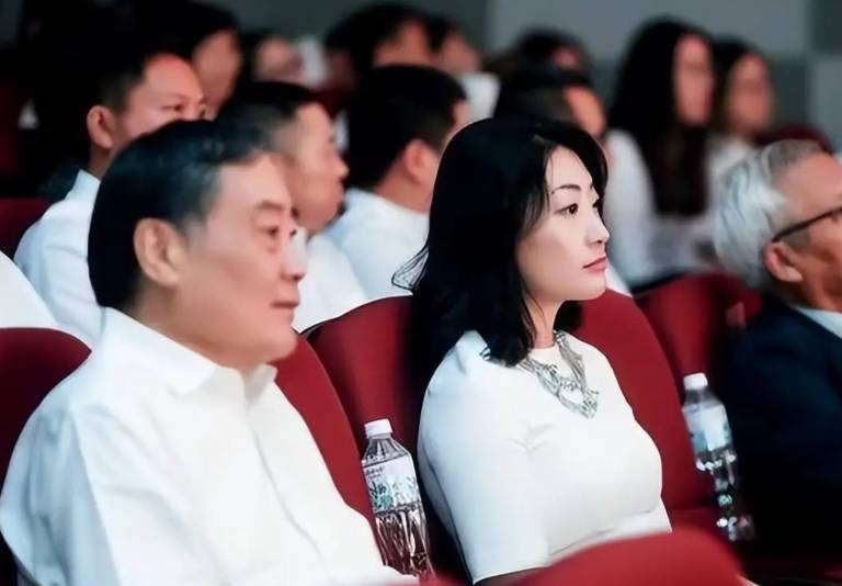 官媒下场！宗庆后人设彻底崩塌，专对女员工下手，72岁仍色心不改