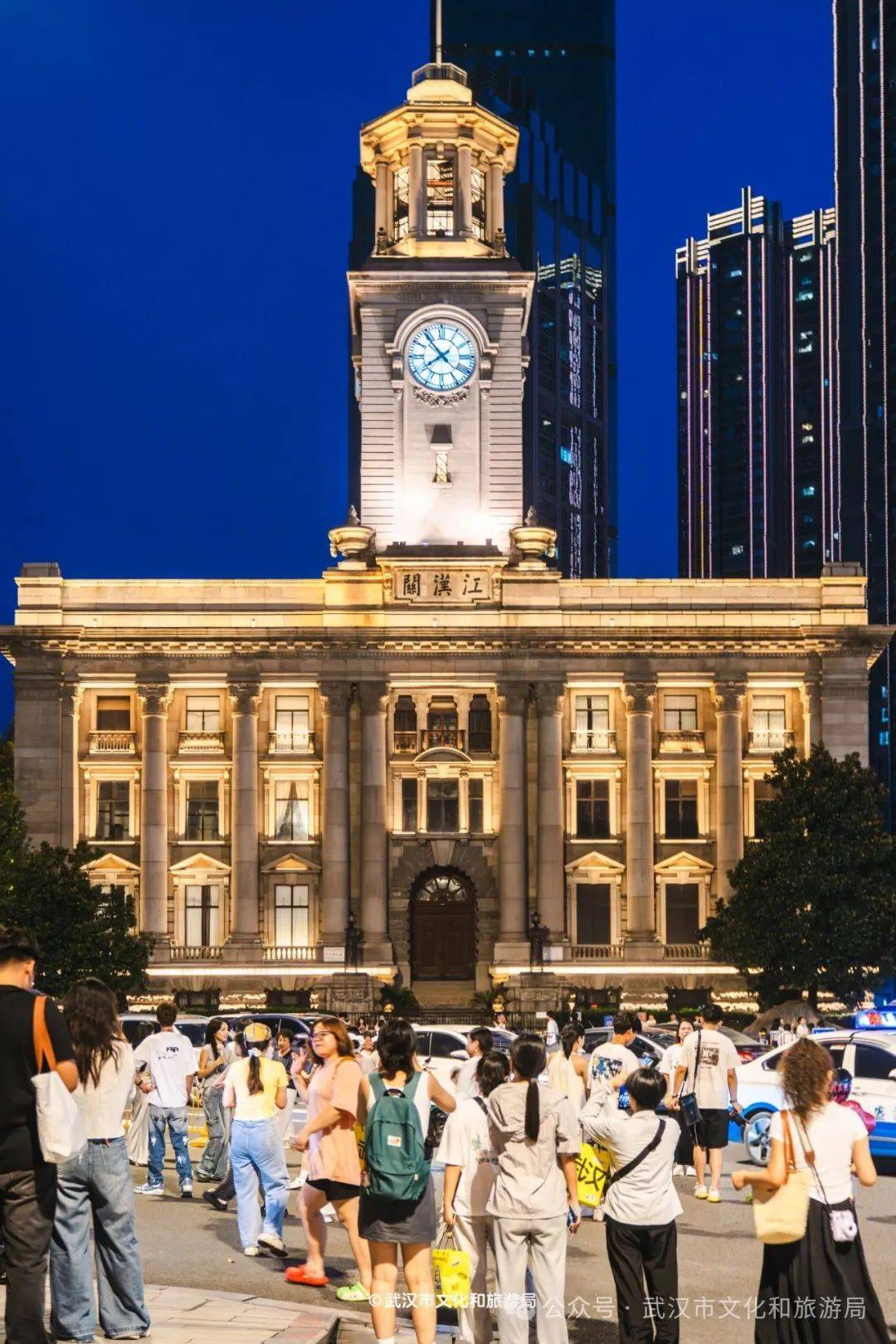 ▽亮灯后江汉关门前人流量剧增摄于7月15日晚8点左右的江汉关▽抬头