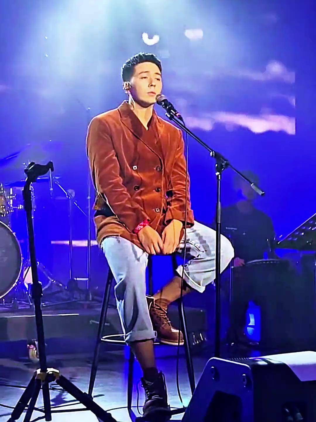 你别出现在我黎明的梦里,我负担不起醒来的落空马良 醒着醉