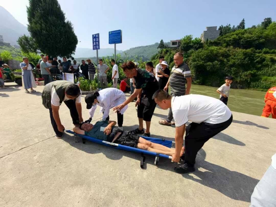 大方县猫场镇:开展防溺水救援演练