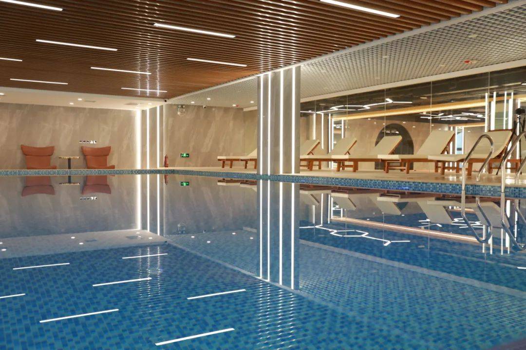 金延安游泳馆水花四溅,笑声飞扬!