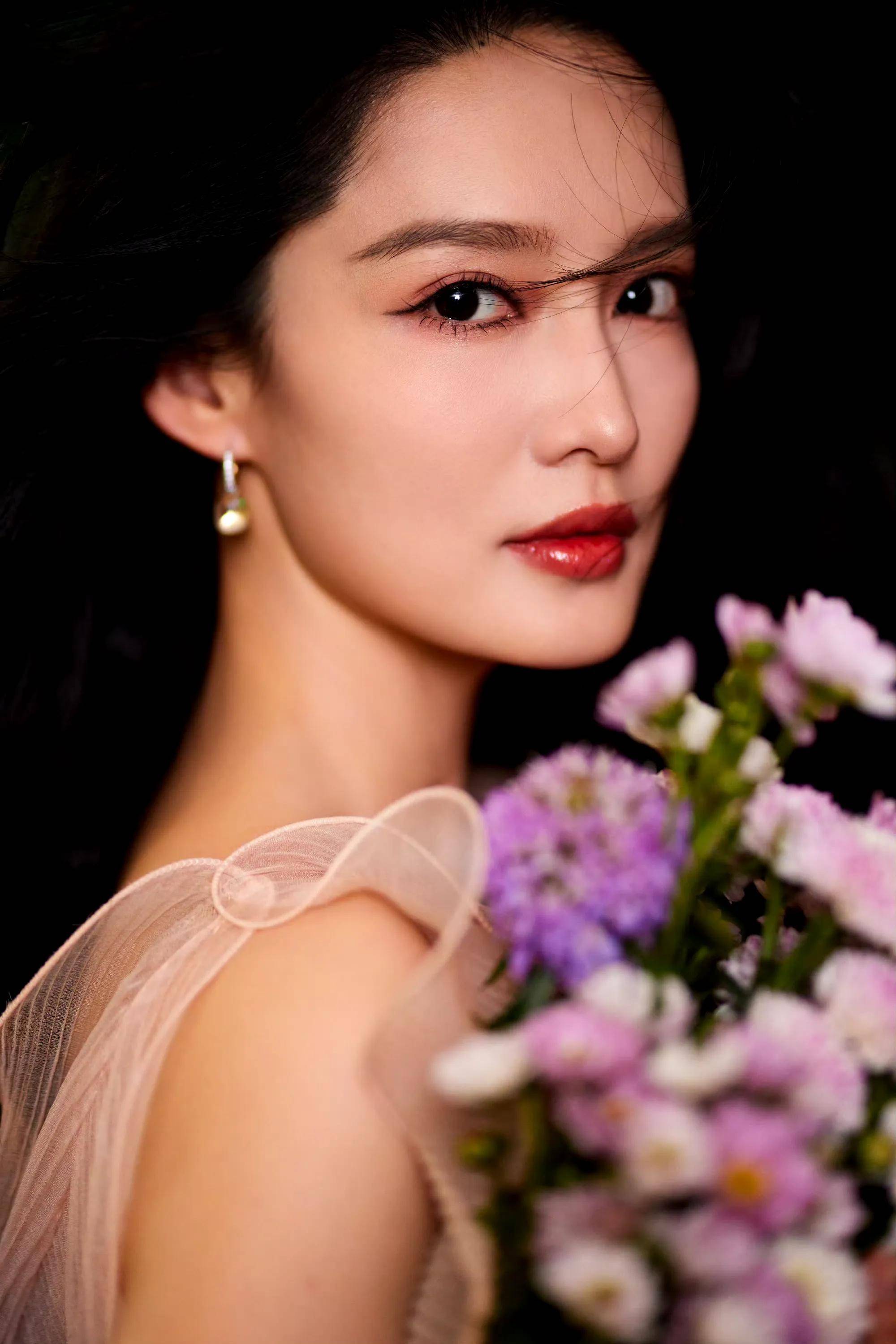 女星李沁百变造型集每一款风格都焕发光彩