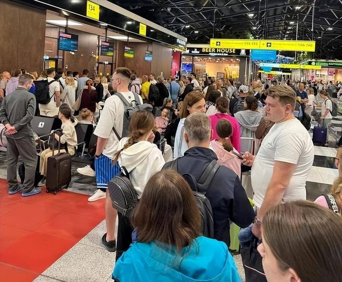 302架无人机突袭莫斯科，机场瘫痪九小时，数千人被困_搜狐网