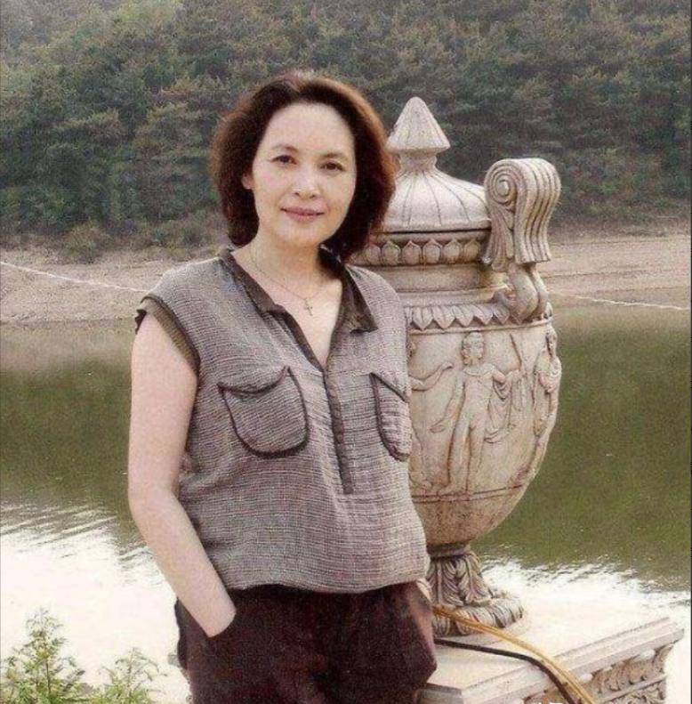“北影金花”李秀明嫁富商移居国外，如今的她，证明刘晓庆没说错