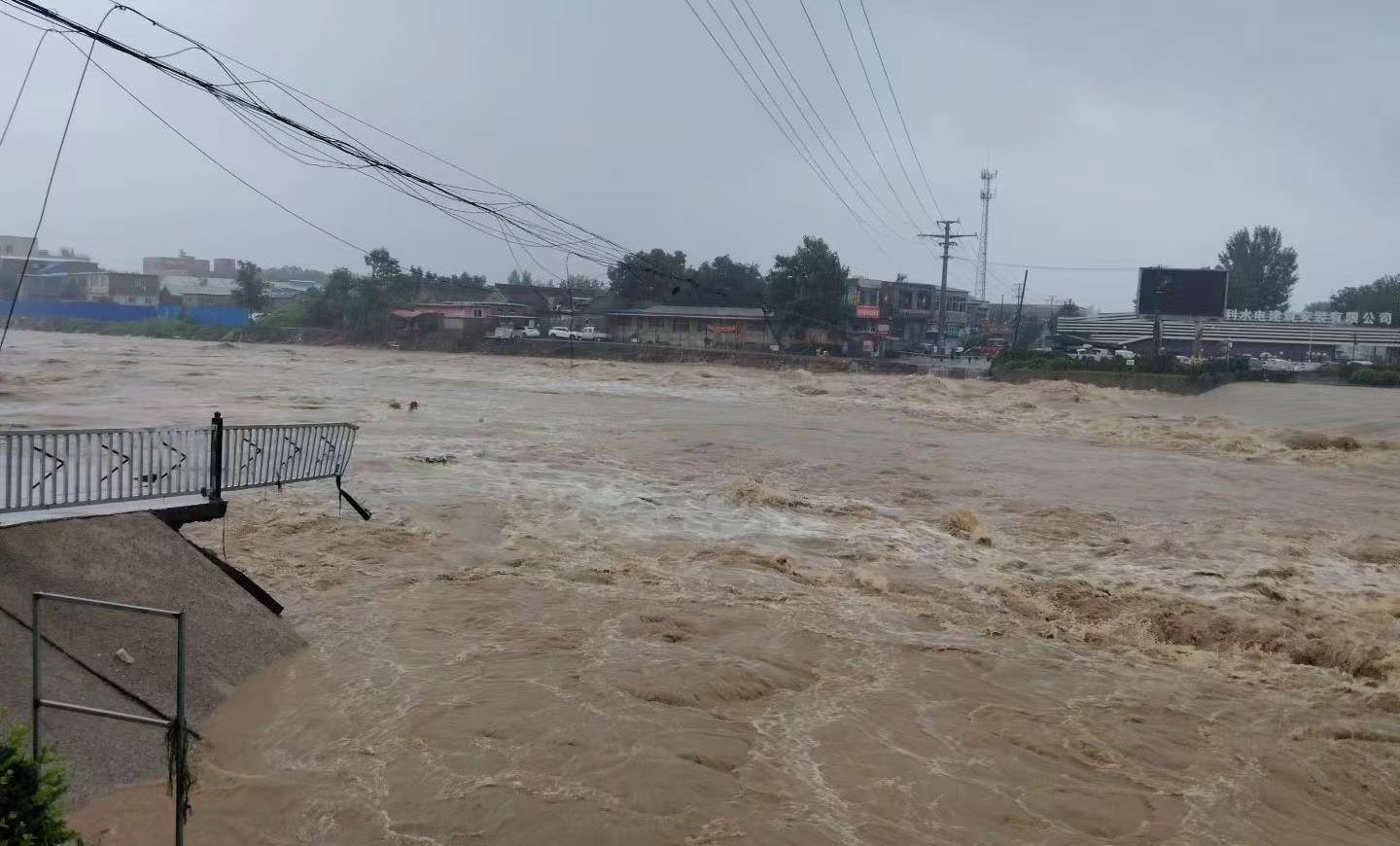河北易县一桥梁第二次被洪水冲垮，当地：提前连夜转移了居民，没有人员伤亡