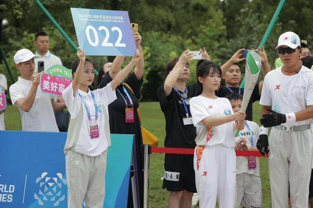 李子柒担任成都世运会火炬手 清爽亮相引发阵阵欢呼