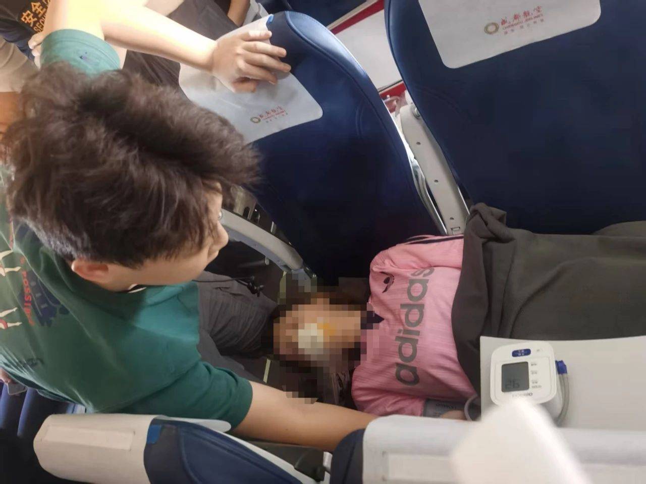 武汉大学医学生飞机上救人，学校发文表扬被网友质疑忽略风险，当事同学：不后悔不后怕