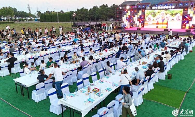 山东青岛：渔家长桌宴开席 舌尖经济激活乡村