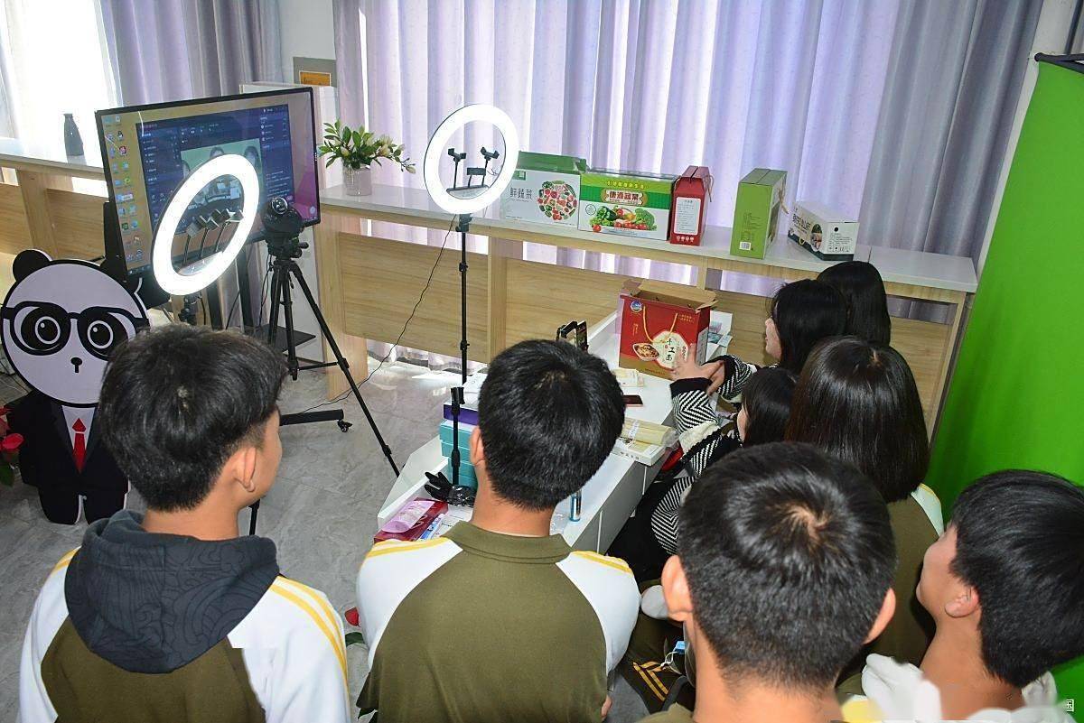 教师直播教学,家长怒斥"炫耀工资":教育正在直播化,我们还能守住底线