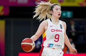 高烧退赛、情感风波、落选亚洲杯，李梦的争议为何从未断过？