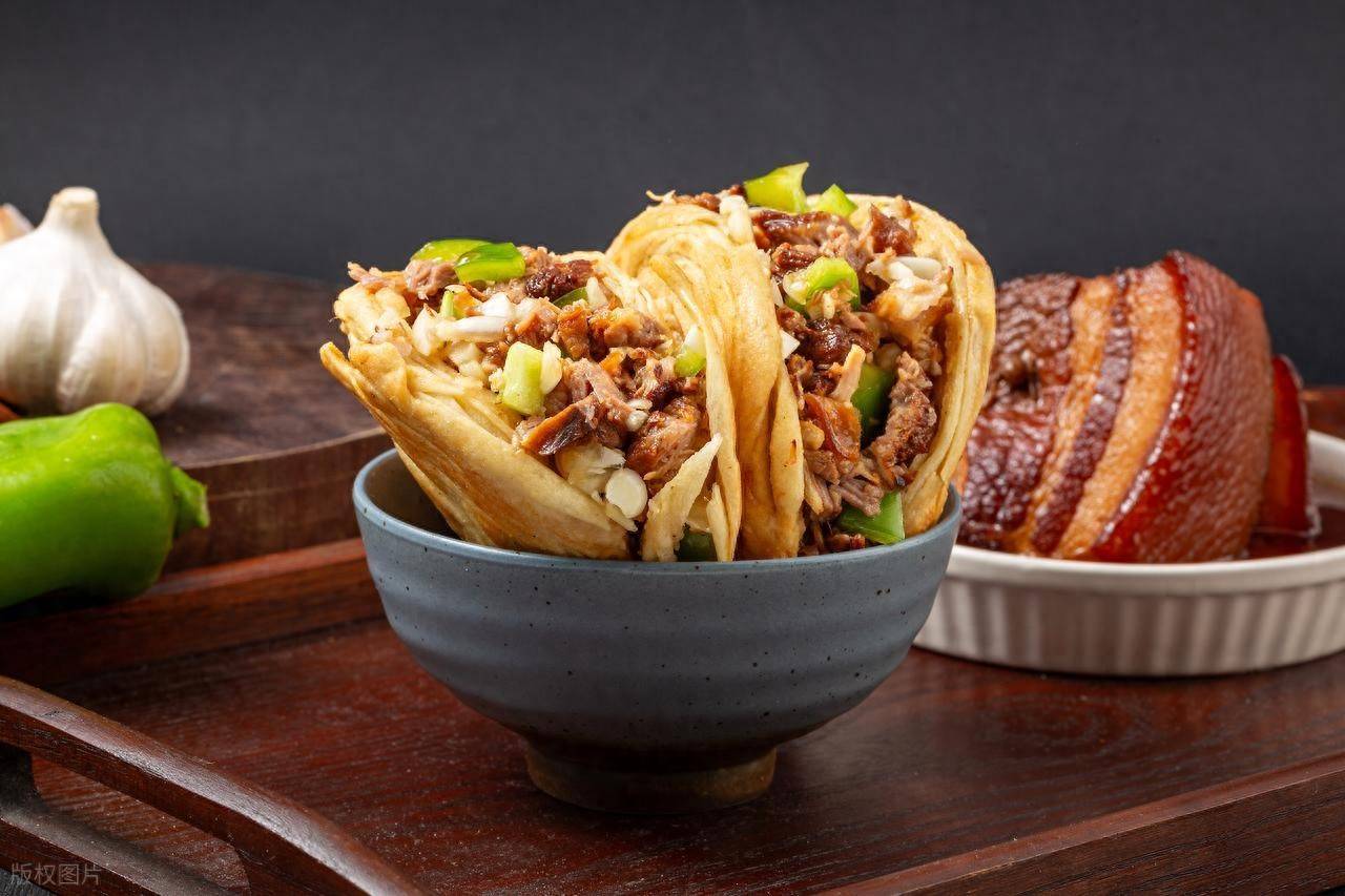 草原上的 "肉夹馍"!赤峰对夹酥到掉渣,熏肉配卤蛋一口封神