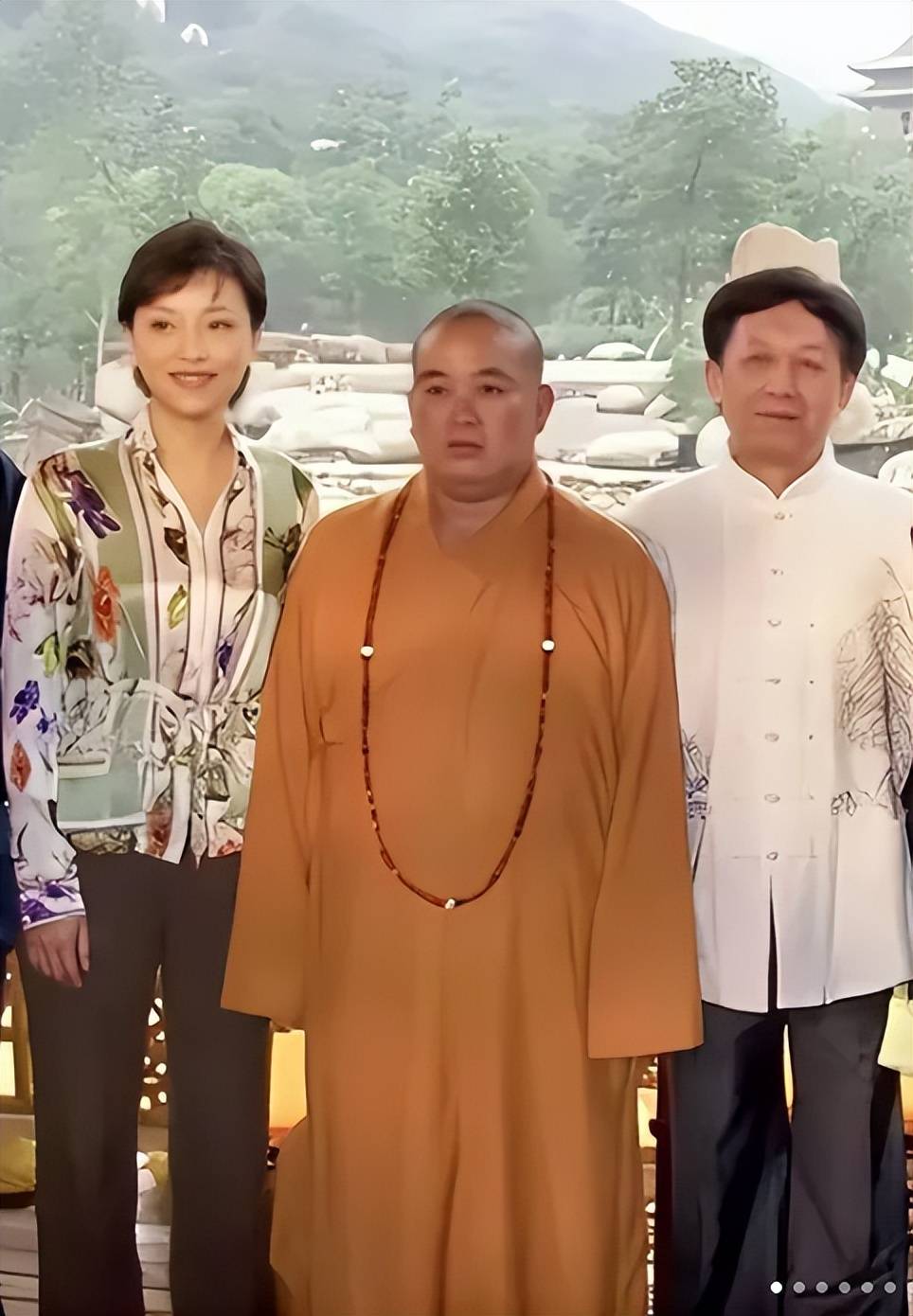 释永信和易中天同框，奉承他是大菩萨，易大师回应一个举动一句话