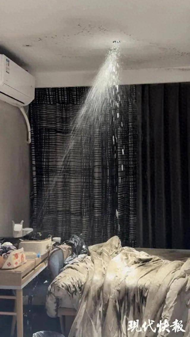 女子入住如家酒店，天花板凌晨5点突然喷污水