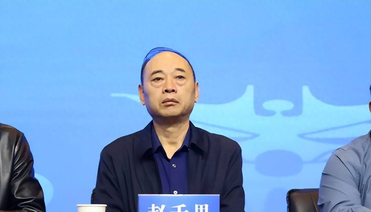 赵千里，主动投案