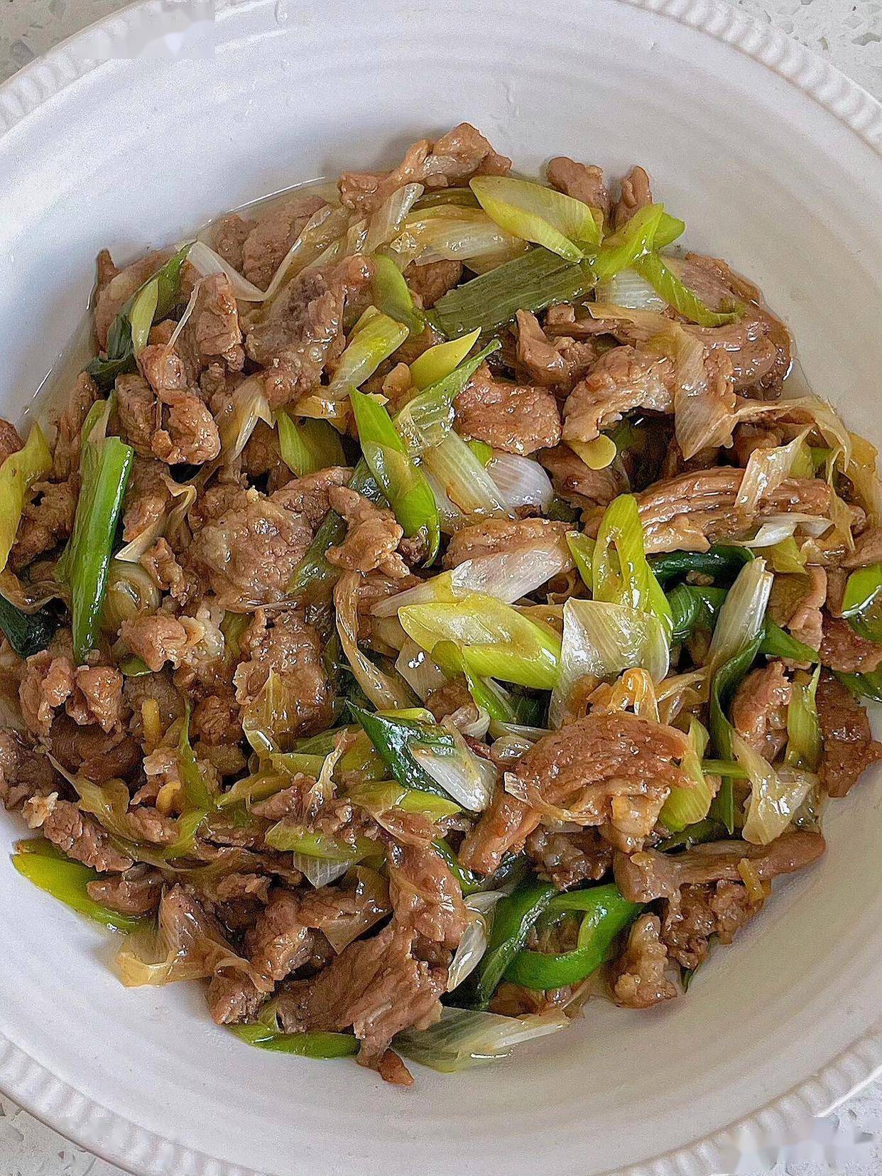 准备食材羊肉大葱做法步骤1准备一斤羊肉改刀切成薄片