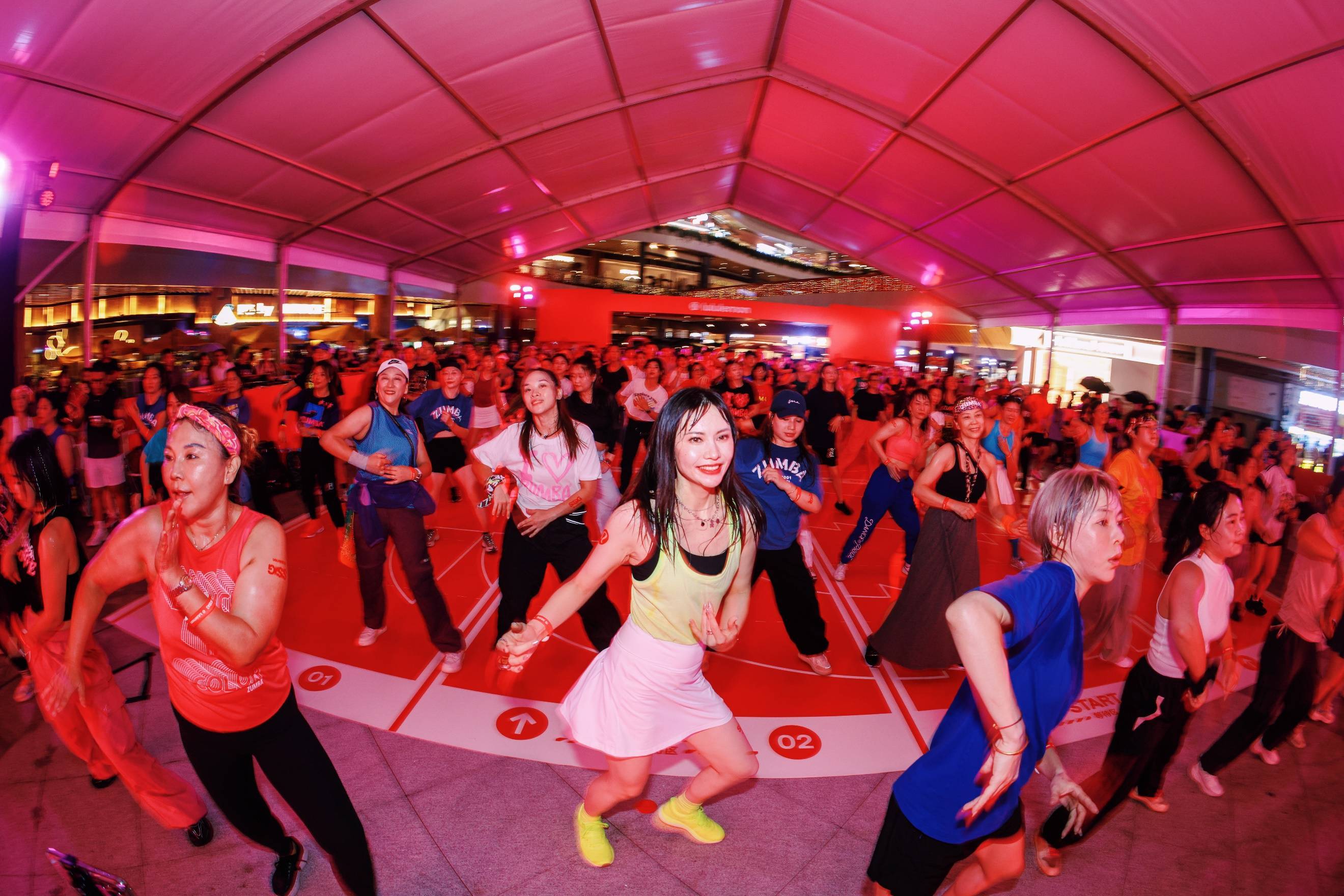 深圳市民与lululemon社区好友一同体验热舞派对,乐动夏日