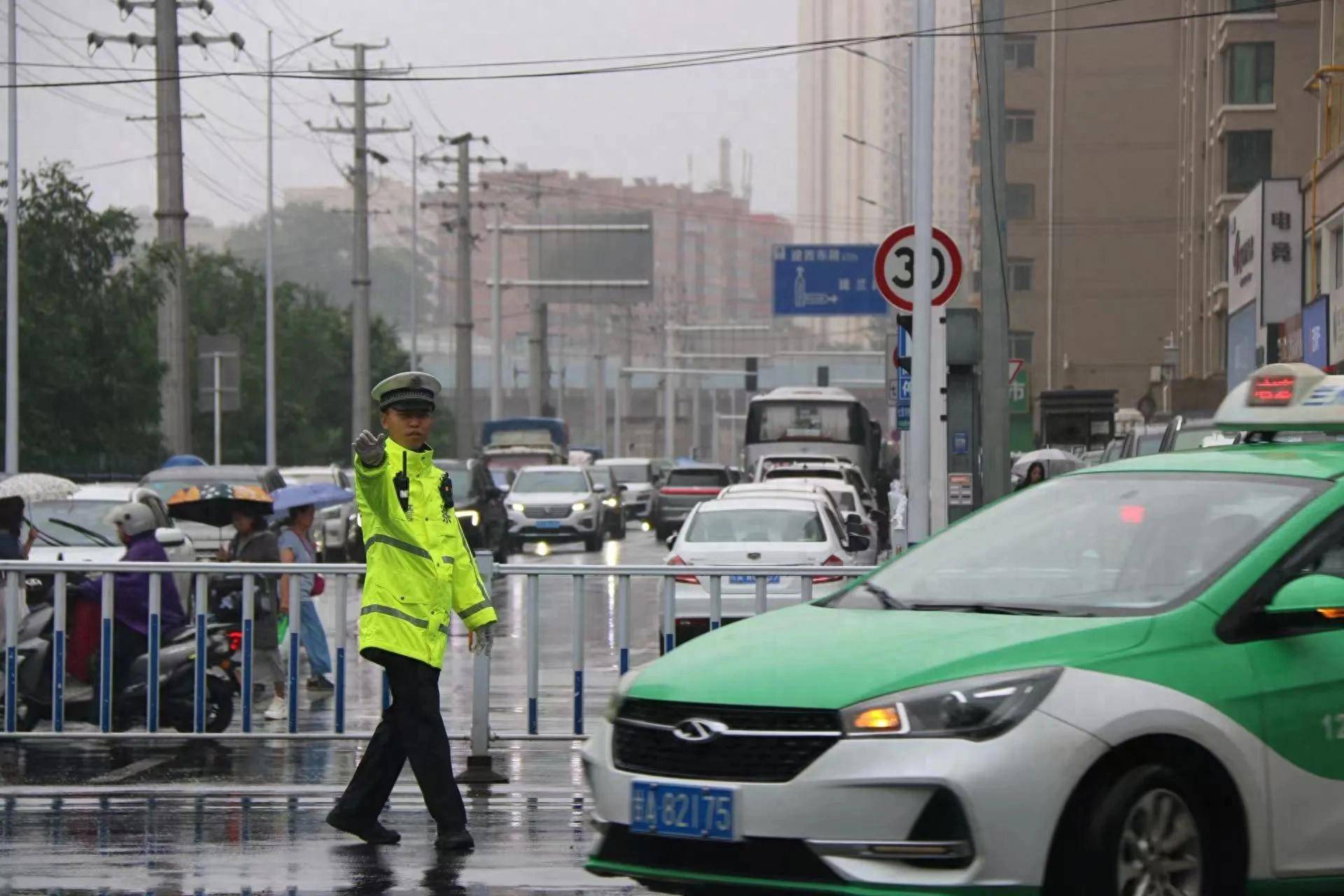 雨天交警执勤忙,全力以赴保畅通