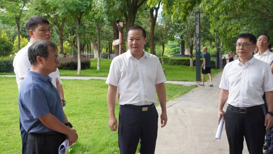 长汀县委主要领导调研城市更新及文明建设长效推进工作并开展巡河