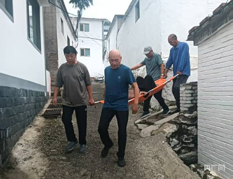 暴雨红色预警下 北京门头沟潭柘寺镇提前转移71岁卧床老人