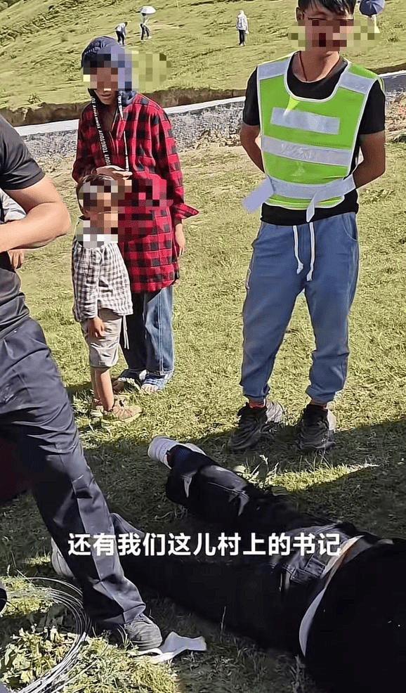 游客车钥匙被土拨鼠“叼走”，川西当地人挖洞帮忙找回