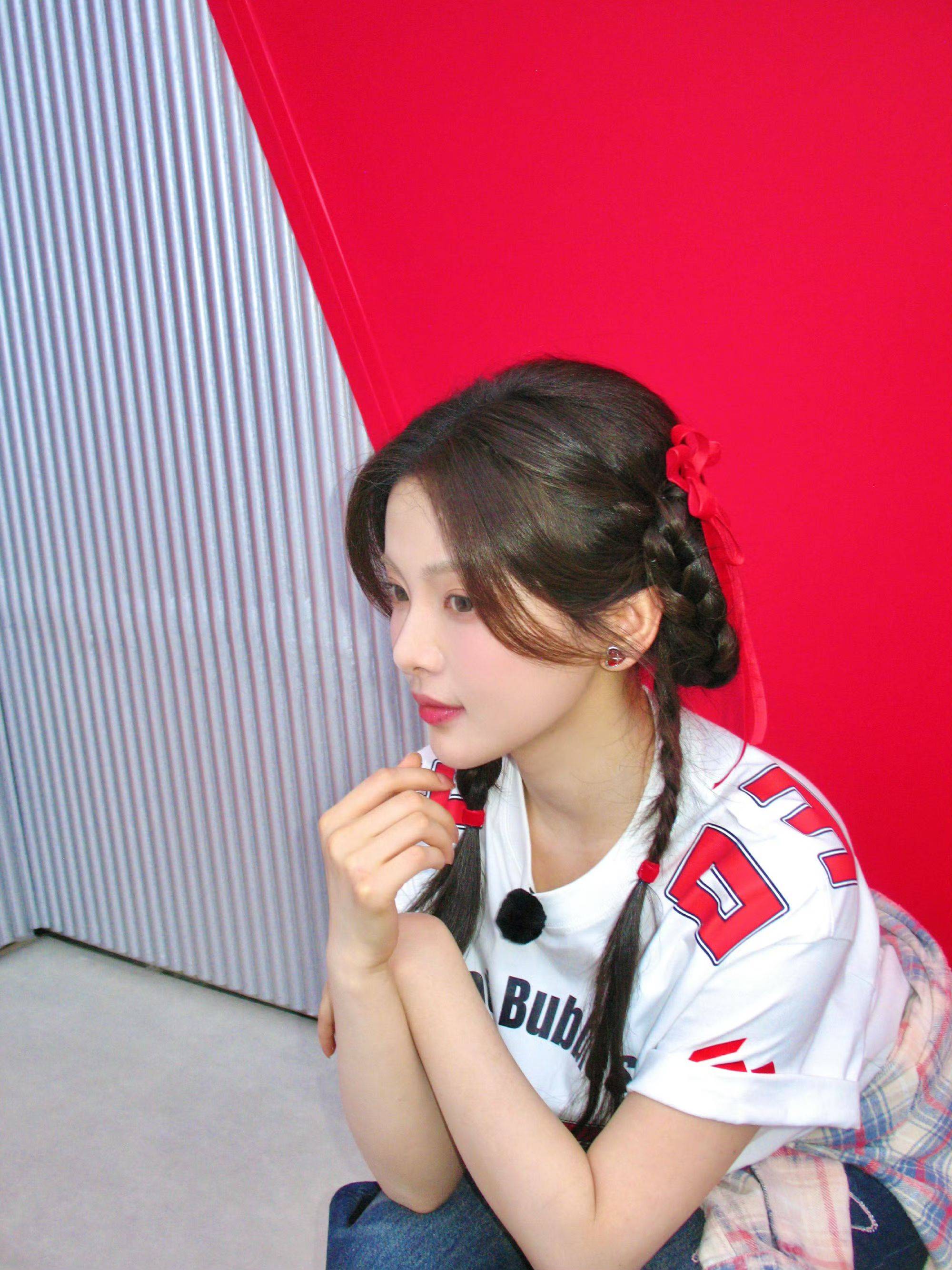 杨超越锦鲤妹妹:俏皮灵动的小姑娘